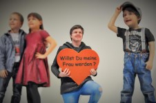 Figurenwerk Berlin: Heiratsantrag durch Mini-Me