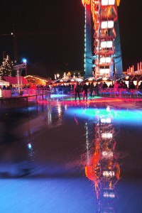 Weihnachtsmarkt Berlin: Eislaufen am Alexanderplatz