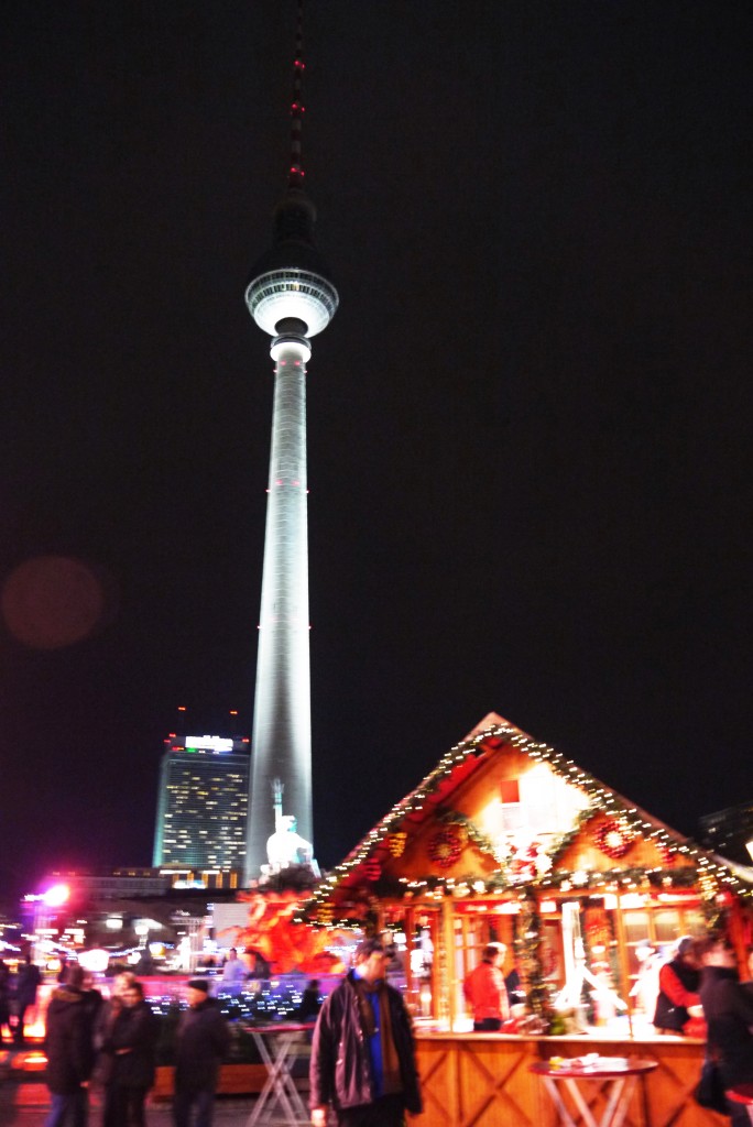 Weihnachtsmarkt Berlin: Fernsehturm am Weihnachtsmarkt