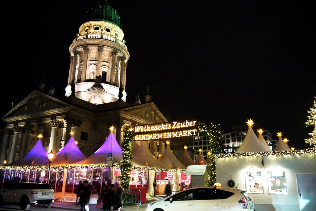 Der winterliche Ausblick auf den Weihnachtsmarkt am Gendarmenmarkt.