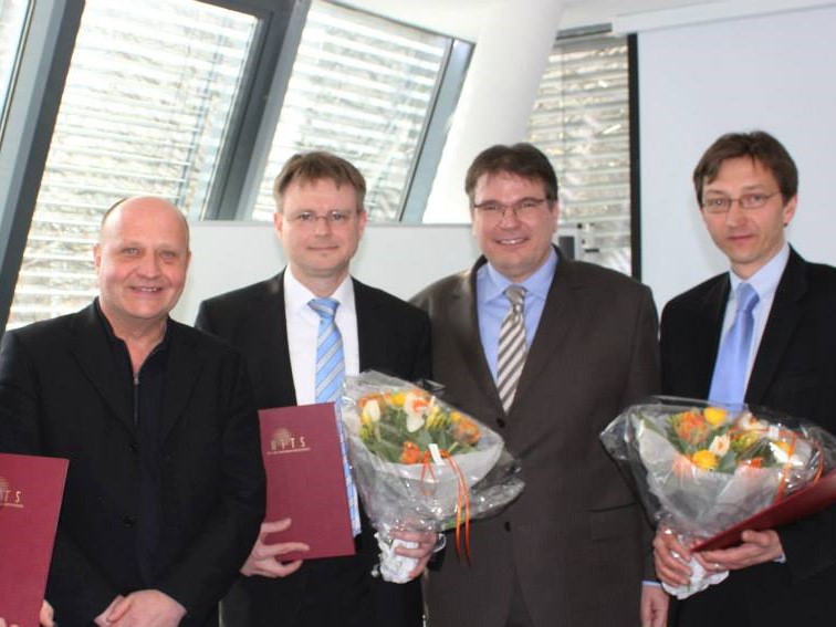 Thomas Becker (rechts) erhält die Ernennungsurkunde zum Professor an der BITS-Hochschule Berlin
