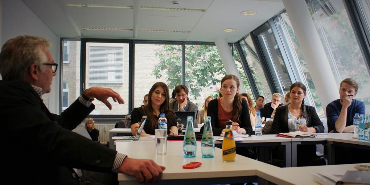 Frank Wahlig in Diskussion mit Studierenden über das Thema "Auslandskorrespondenz"